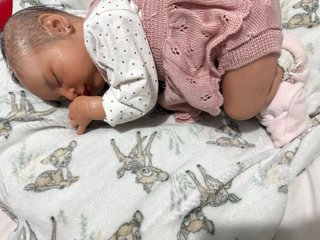 Bebé realista durmiendo hermosa bebe