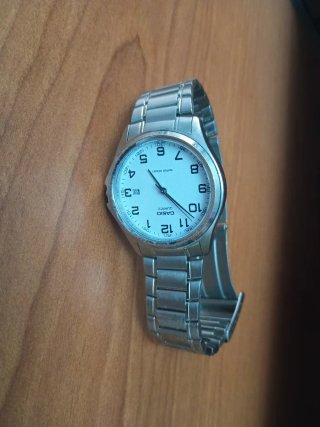 Reloj Casio Quartz Plata y Blanco