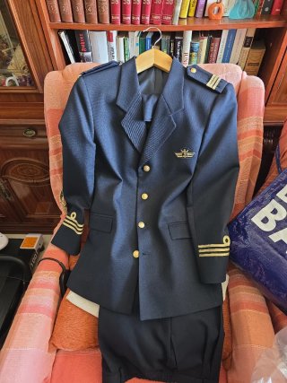 Traje comunión azul con detalles dorados