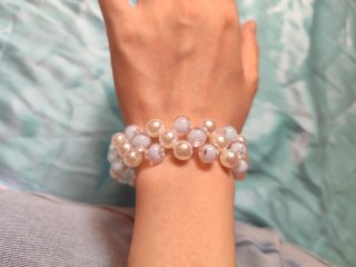 Pulsera hecha a mano perlas de color azul y blanco