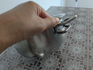 Pentola in metallo con coperchio