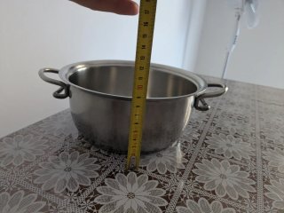 Pentola in metallo con coperchio