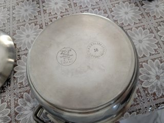 Pentola in metallo con coperchio