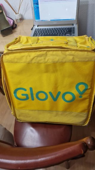 Bolso de reparto Glovo amarillo y azul