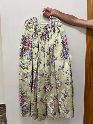 Traje de valenciana con manteletas incluidas.