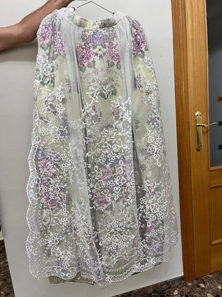 Traje de valenciana con manteletas incluidas.
