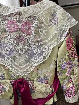 Traje de valenciana con manteletas incluidas.