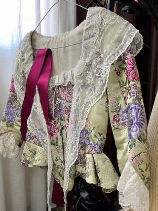 Traje de valenciana con manteletas incluidas.