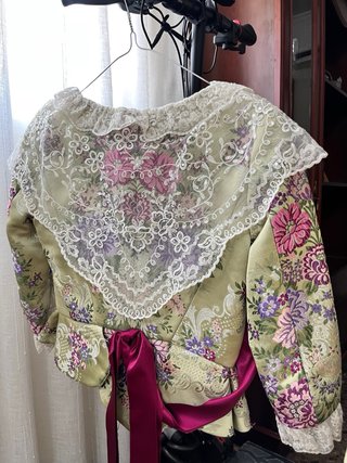 Traje de valenciana con manteletas incluidas.