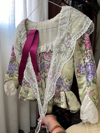Traje de valenciana con manteletas incluidas.