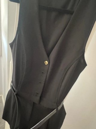 Mono Zara negro con cinturón