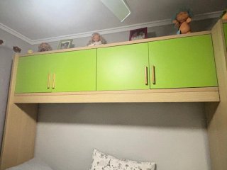 Habitación juvenil con cama nido y armario