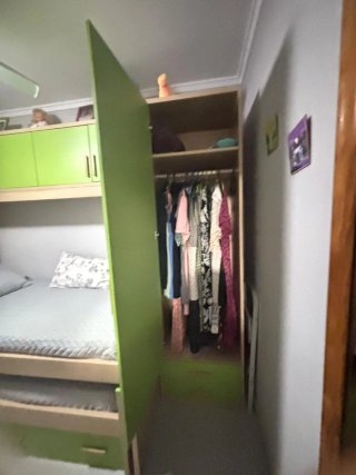 Habitación juvenil con cama nido y armario