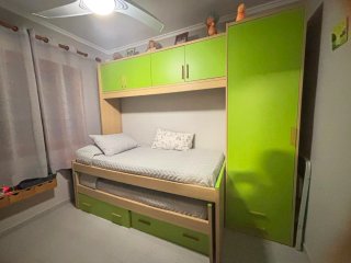 Habitación juvenil con cama nido y armario