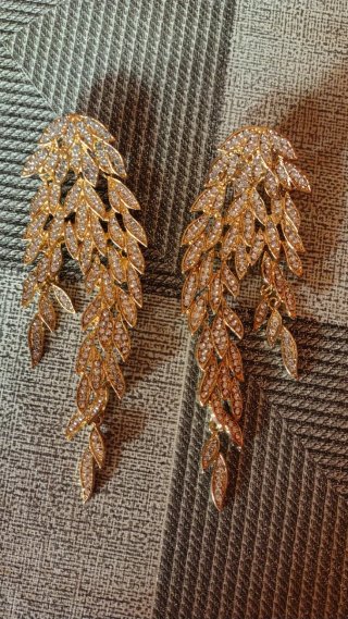 Pendientes largos dorados con pedrería