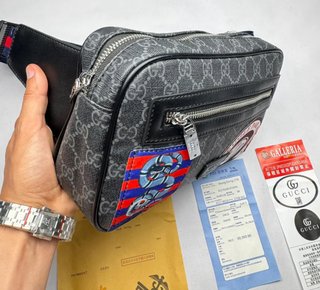 Riñonera Gucci Negra con Parches