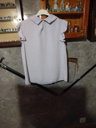 Blusa morada con volantes y perlas