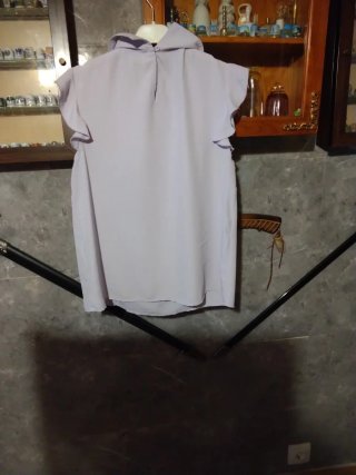 Blusa morada con volantes y perlas