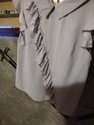 Blusa morada con volantes y perlas