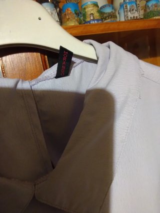 Blusa morada con volantes y perlas
