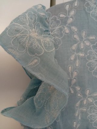 Blusa azul claro, fresquita, con bordados florales