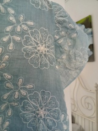 Blusa azul claro, fresquita, con bordados florales
