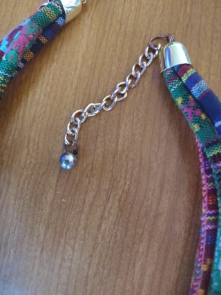 Collar étnico multicolor con abalorios