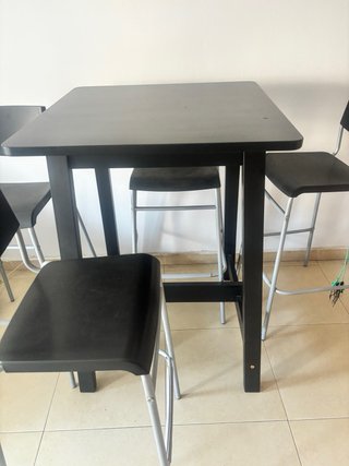 Mesa alta estilo barra con 4 sillas