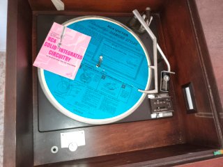 Televisor Antiguo Americano con Radio y tocadiscos