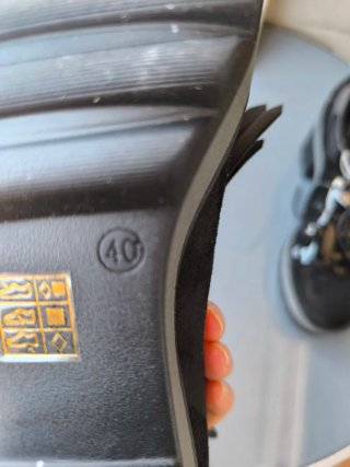Zapatos de tacón negros y grises