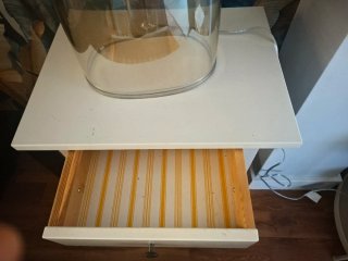 Mesita de noche o auxiliar blanca con cajón