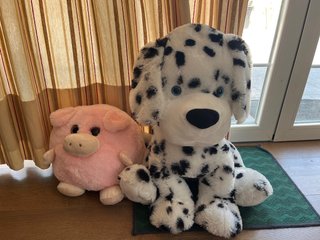 Peluches gigantes de perro dálmata y cerdito rosa