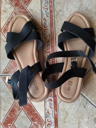 Sandalias negras y beige talla 40