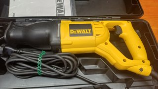 Sierra Sable DeWALT DW304PK + 58 Hojas, como NUEVA