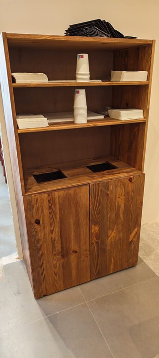 Mueble de madera con estantes