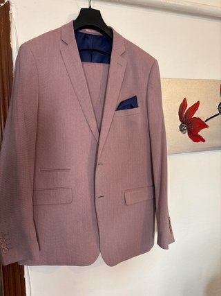 Traje de hombre rosa palo