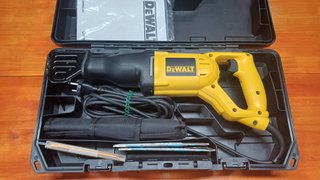 Sierra Sable DeWALT DW304PK + 58 Hojas, como NUEVA
