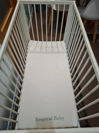 Cuna bebé blanca con colchón