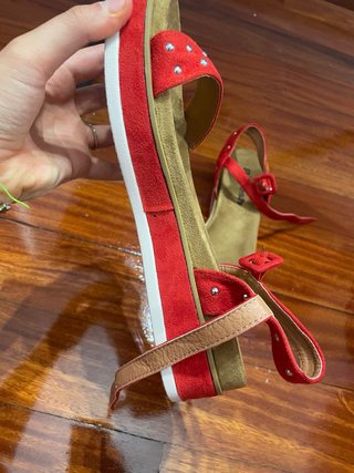 Sandalias rojas con tachuelas