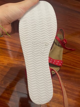 Sandalias rojas con tachuelas
