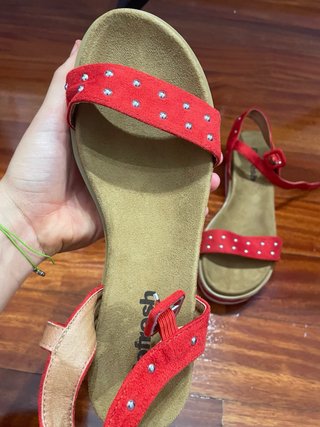 Sandalias rojas con tachuelas