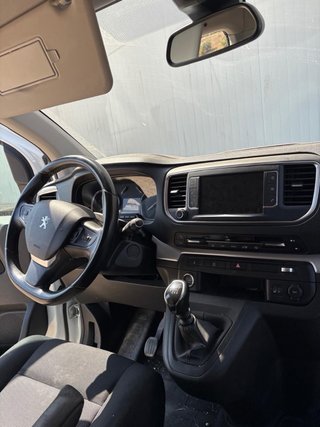 Peugeot Traveller 2021