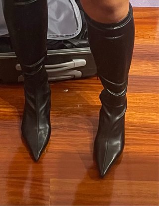 Botas altas negras punta fina tacón kitten