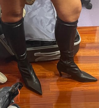 Botas altas negras punta fina tacón kitten