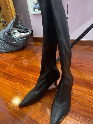 Botas altas negras punta fina tacón kitten