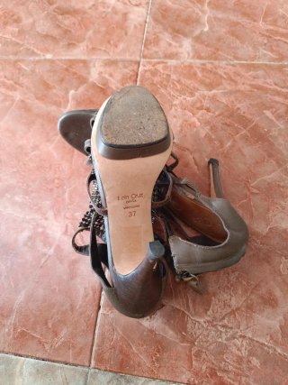 Tacones Marrones y Dorados