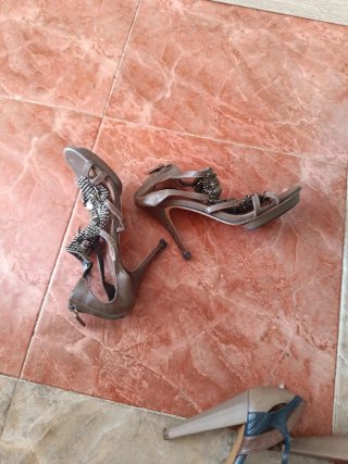 Tacones Marrones y Dorados
