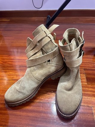Botas Beige con Hebillas