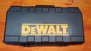 Sierra Sable DeWALT DW304PK + 58 Hojas, como NUEVA