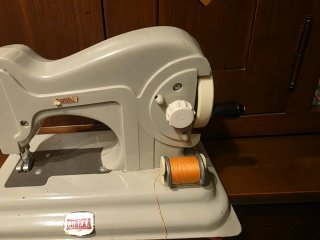 Máquina de coser antigua EUREKA